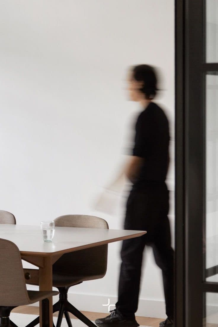 Persona en movimiento en un espacio de trabajo limpio.